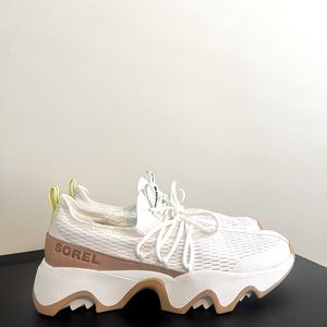 Sorel - Kinetic II Lace Up Sneakers (White/Tan, Women’s 9.0)